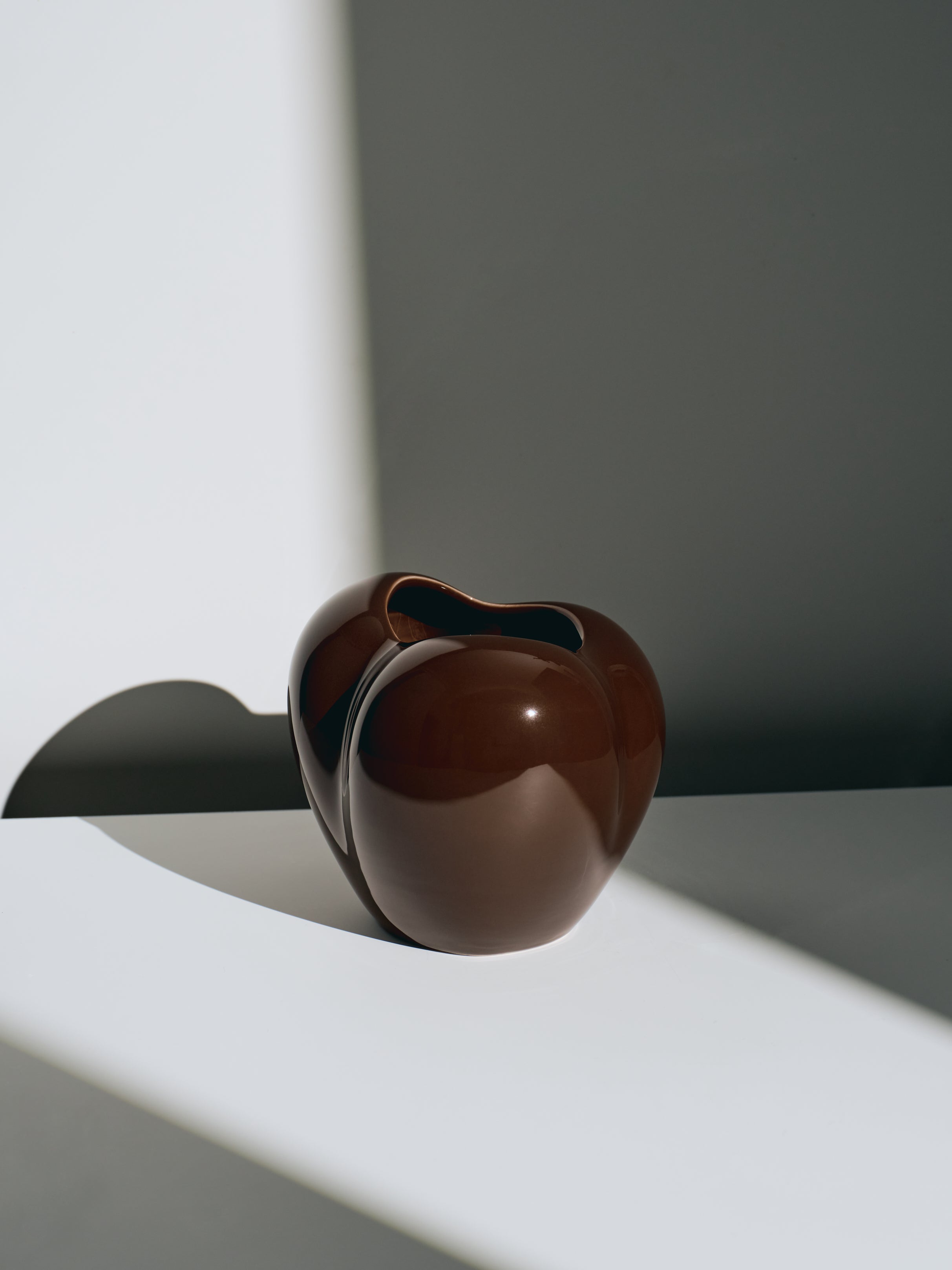 Mini Poppy Vase, chocolate brown