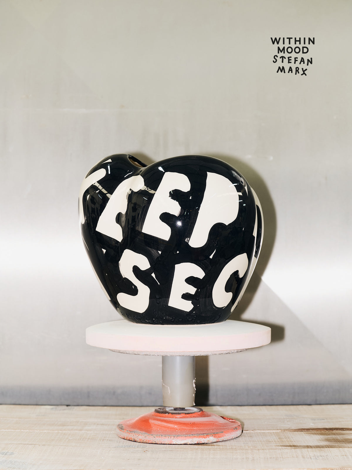Poppy Vase, Stefan Marx Ed. – KEEP IT LIKE A SECRET