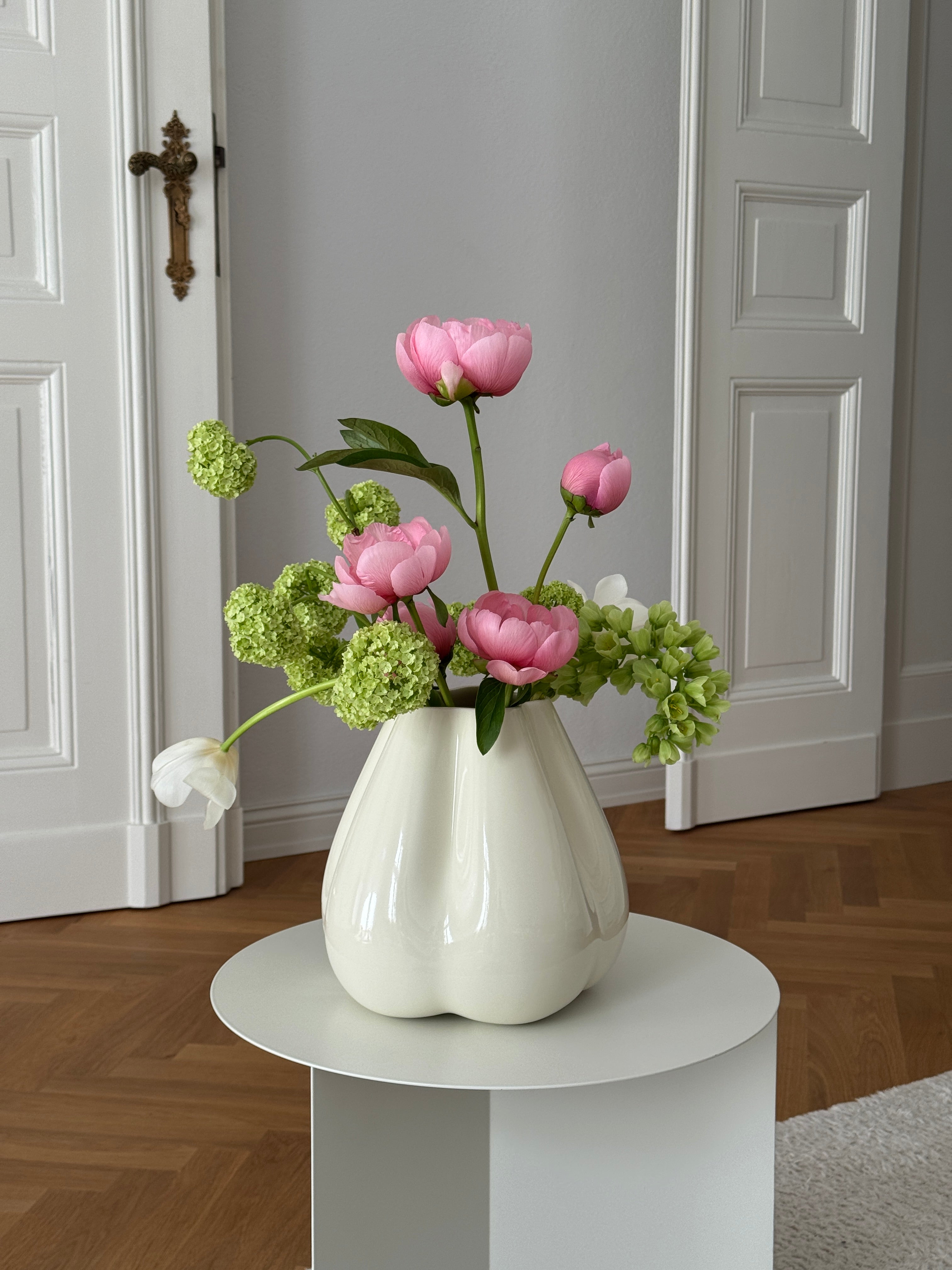 Dumpling Vase, cream